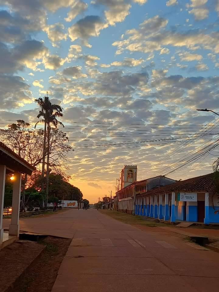 Calle de la iglesia al atardecer