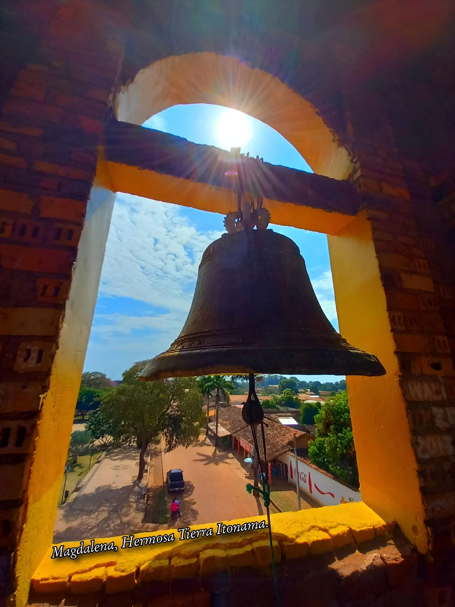Campana de la iglesia al sol