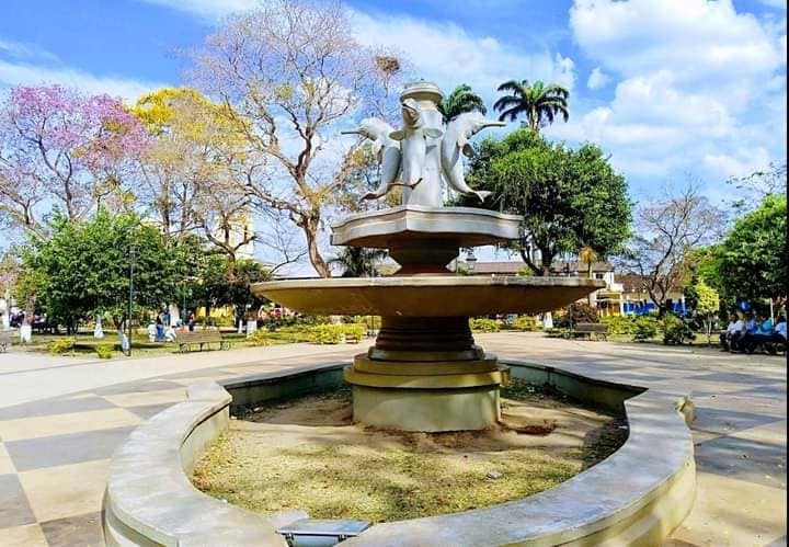 Fuente de los bufeos en la plaza