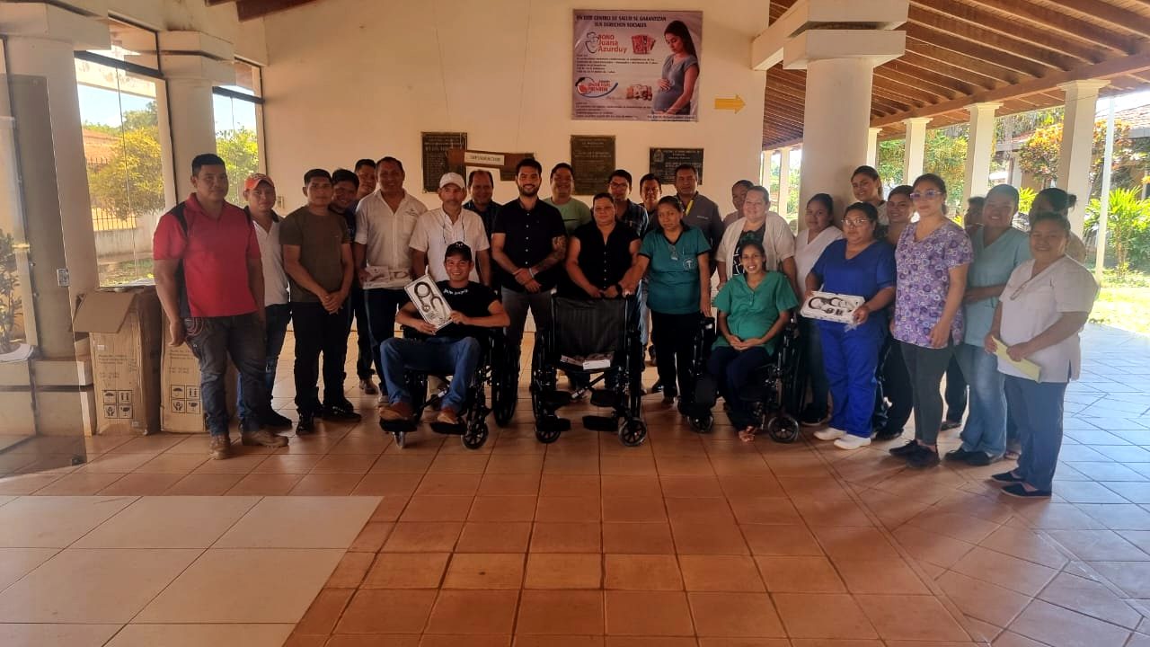Entrega de sillas de ruedas e instrumental médico